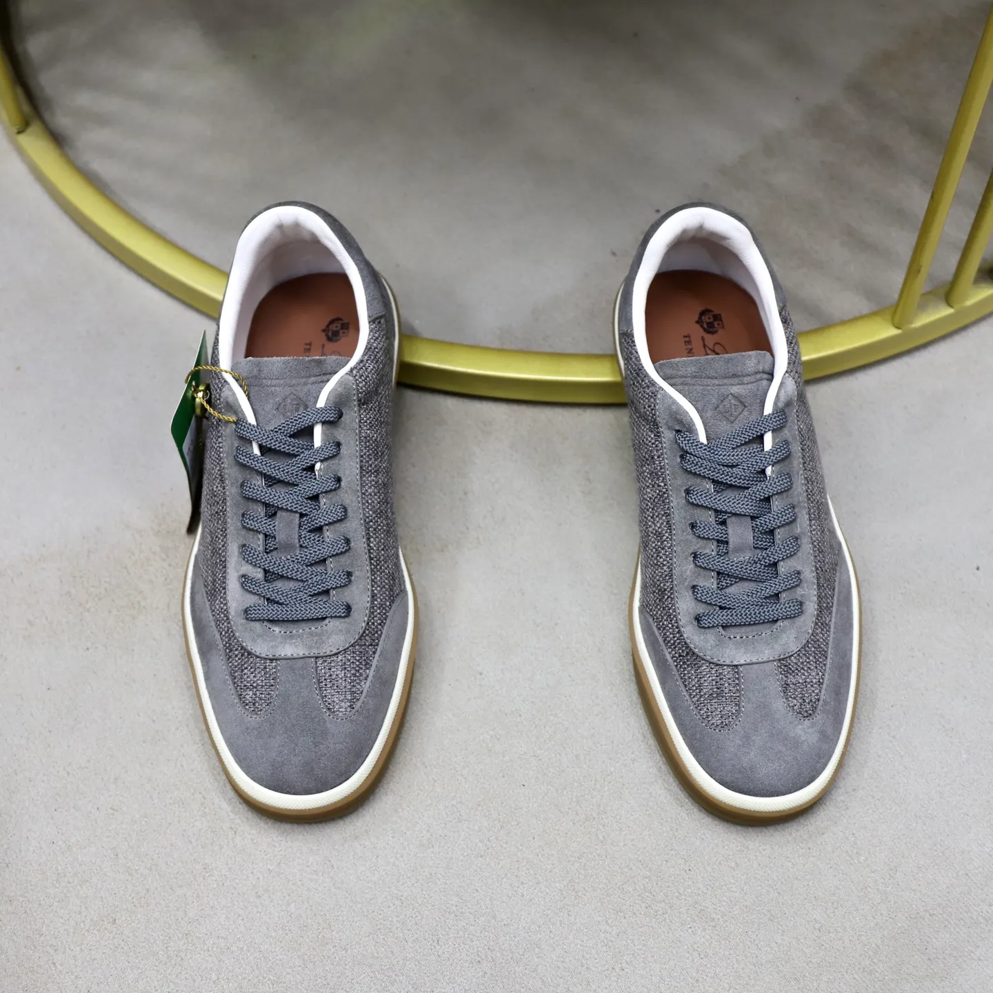 Ex-factory price: 540💰Loro Riana men’s moral training sneakers! Made from high-quality materials and designed in a low-cut silhouette, it offers an elegant and stylish look that's suitable for year-round wear. The unique double-layer sole aesthetic design, caramel cup-shaped outsole is decorated with off-white rubber trim, creating an attractive color combination. Pair with tailored pieces or jeans for a sophisticated yet casual look. The heel is decorated with soft cow leather tongue with Kummel color inserts and cotton laces with embossed LP logo. Upper: cow split suede stitching knitted fabric. Lining: original thickened soft sheepskin. Size: 38-39-40-41-42-43-44 (customized in 45.46)